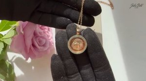 Кулон из желтого золота  со скульптурным изображением мордашки Шпица и изумрудами