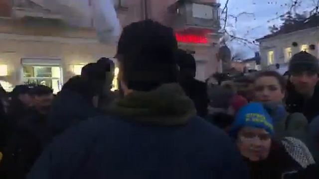 ПН TV: В Николаеве на встрече с Тимошенко вытолкали людей с плакатами смотреть онлайн