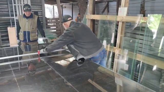Благотворительная стекольная мастерская на территории Богоявленского кафедрального собора Горловки