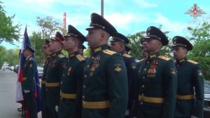 Военнослужащие полигона Капустин Яр устроил парад у дома ветерана Великой Отечественной войны