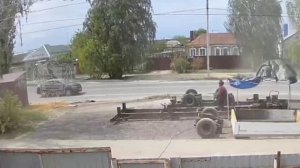 ЕДВА НЕ СНЁС ОСТАНОВКУ: на улице 206-й Стрелковой Дивизии водитель авто чуть не снёс остановку!