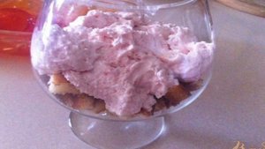 Творожный десерт с желе.