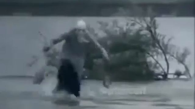 бабушка бежит по воде смотреть онлайн