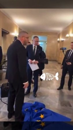 Кандидат в президенты Польши Гжегож Браун вытер флагом ЕС обувь, а после вообще сжёг его на камеру