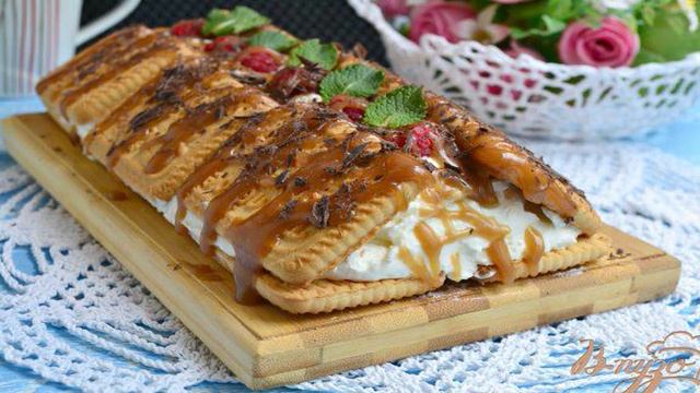 Торт из печенья и творога с малиной (без выпечки)