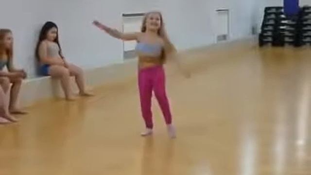Очень взрослый танец от маленькой девочки! смотреть онлайн