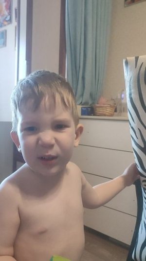 Виталик моет стул