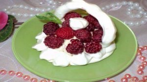 Меренги с фруктами и ягодами.