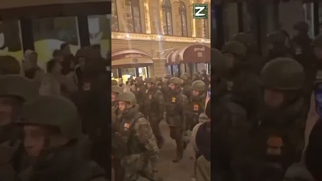 Бойцы c СВО идут на репетицию парада на Красной Площади