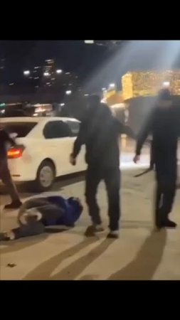 Во Владивостоке толпа иностранцев избила парня за то, что тот заступился за девушку.