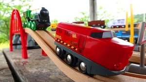 Деревянная железная дорога BRIO☆ Я прошел курс со своими друзьями в парке!