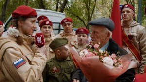 Юнармейский парад у домов ветеранов Игоря Антипенко и Петра Иванкова