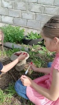 Занимаемся изготовлением грибов для украшения клумб)