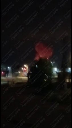 Ночные кадры из Одессы. Судя по синим вспышкам, есть прилёты по подстанциям.