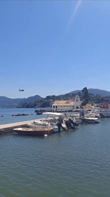 Посадка самолёта в городе Керкира # corfu #kerkira #airplane смотреть онлайн