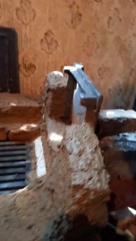 Чугунная верхняя дверца в топку печи установлена с до?