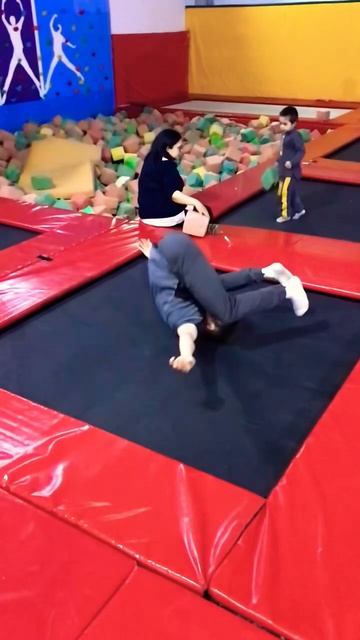 Запускаю челлендж на батуте, так же не забываем отмеча смотреть онлайн