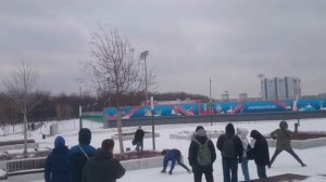 Пацаны в снежки играют