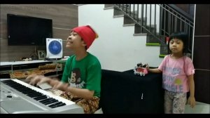 мальчик с ума сошел играет на пианино Звон колокольчиков