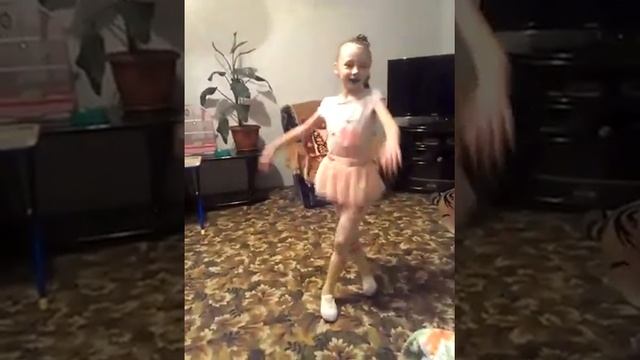 ПРИКОЛ! Девочка 7 лет перетанцевала " Санта Лючия"! УМОРА! смотреть онлайн