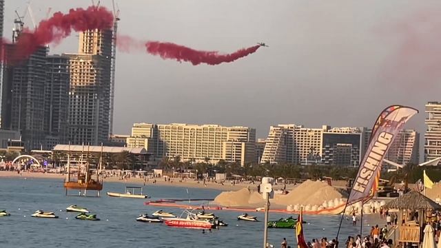 A spectacular aerial start to 2024 in Dubai’s trendiest location❗️Высший пилотаж авиа шоу в Дубаи