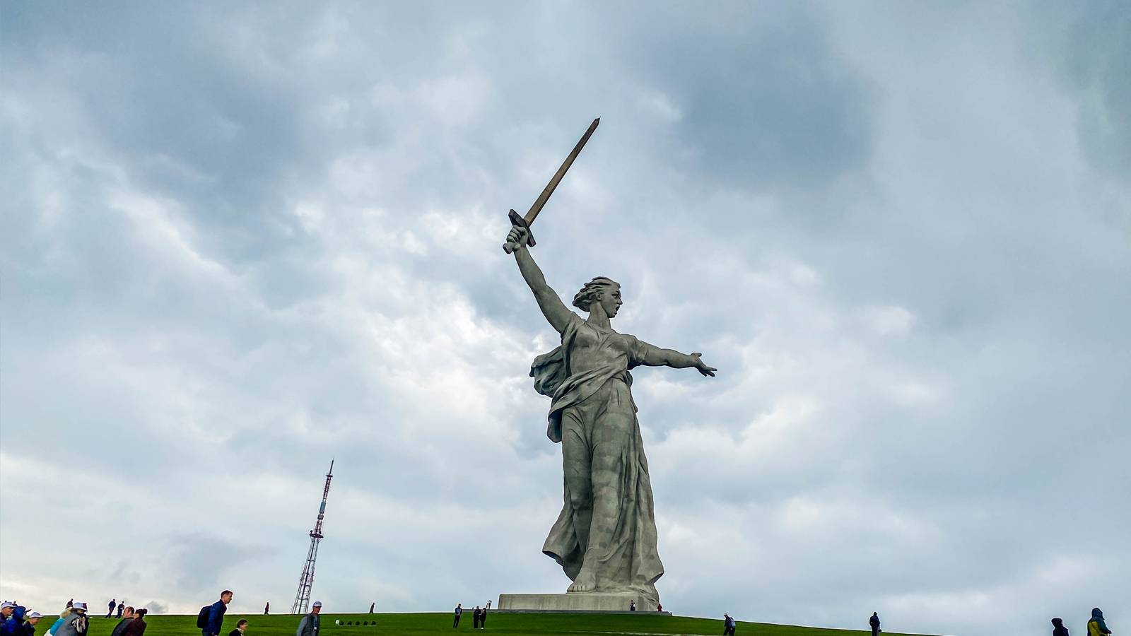 Волгоград. Скульптура "Родина мать зовет", речной вокзал и мельница Грудинина смотреть онлайн