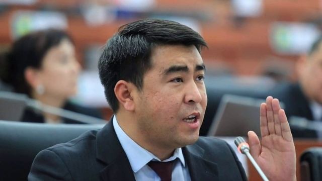 ЖАНАР АКАЕВ: ЭЧ КИМ КОРКУТУП БАШКАРА АЛБАЙТ/ ТАЖИК ТАРАП БИР АСКЕРДИ БАРЫМТАДА КАРМАП ТУРАТ/ смотреть онлайн