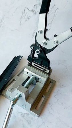 Дырокол 6мм для еврокрааба и др. алюминиевых профилей +мини тиски =большое количество отверстий