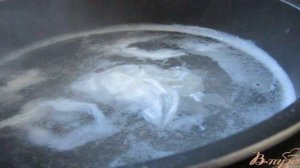 Теплый салат из шпината с беконом и яйцом пашот