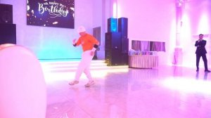 Меня зовут Дмитрий я занимаюсь спортивным видом танца Break Dance выступаю на корпоротивах, свадьбах