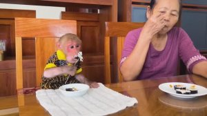 Обезьянка ест РОЛЛЫ ВИЛКОЙ Умеет ловко Вкусно ей Все съела сама ЗАБАВНОЕ ЗРЕЛИЩЕ