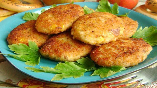 Куриные котлеты с кукурузой и сыром