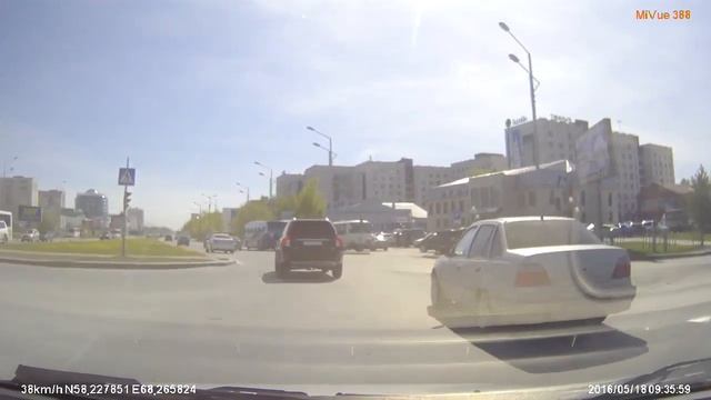 FILE9567 Тобольск ул Ремезова Нексия проезжает справа пря