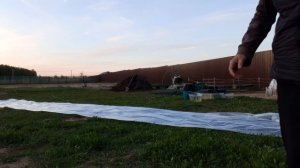 Укрыла третьим слоем свои грядки , У нас мороз .