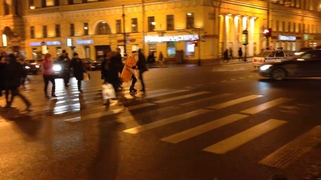 Прикол Дед Мороз на роликах  в Питере !!!