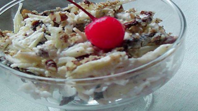 Десертный салат с яблоками, черносливом и орехами