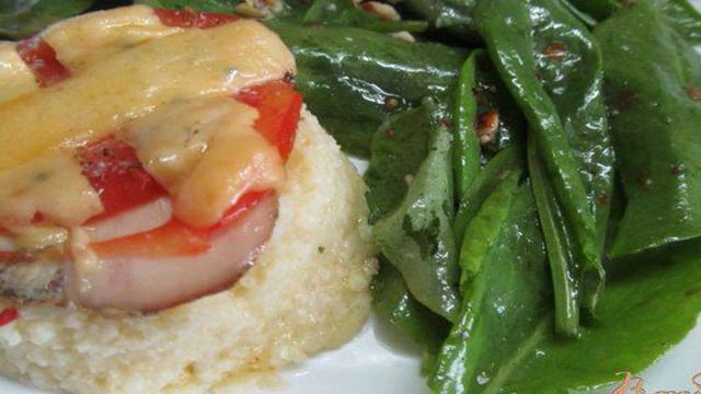 Кексы из пшенной каши с копченостью и помидором