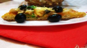Пицца с курицей, сыром и маслинами