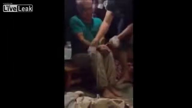 Мужчина показал прикольный фокус! | The man showed a cool trick!