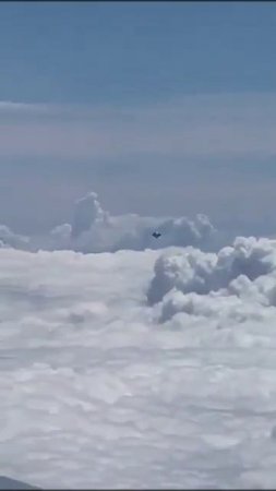 Подозрительные неопознанный объект прямо на пути следования пассажирского самолета