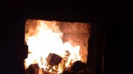 Пламя полыхает в Печи Обогрева - большой кусок угля уж?