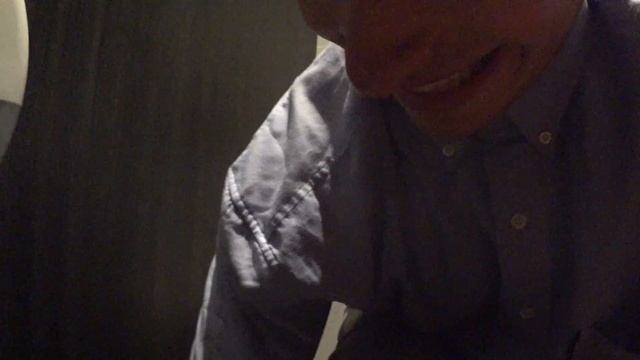 Пранк с нутеллой в общественном туалете смотреть онлайн