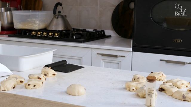 Как сформовать английские крестовые булочки на заква?