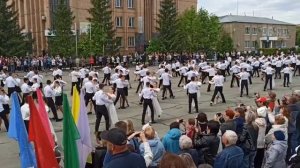 В Оренбургской области на площади им. Ленина в Кувандыке танцуют "Вальс Победы"