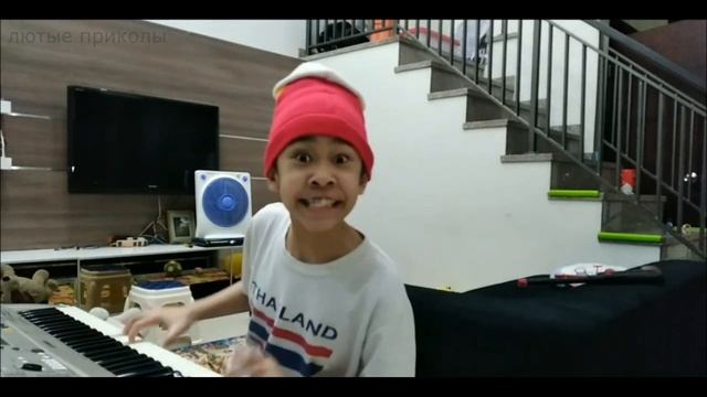 мальчик с ума сошел играет на пианино Санта Клаус приезжает в город(песня) смотреть онлайн