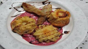 Творожная запеканка с грушей и малиновым соусом