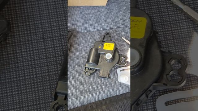 замена заслонки Блока управления отопителя. KIA VENGA (венга). моторчик заслонки печки смотреть онлайн