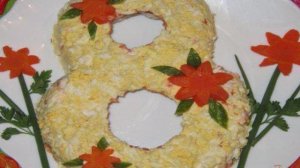 Салат с огурцом и маринованными вешенками