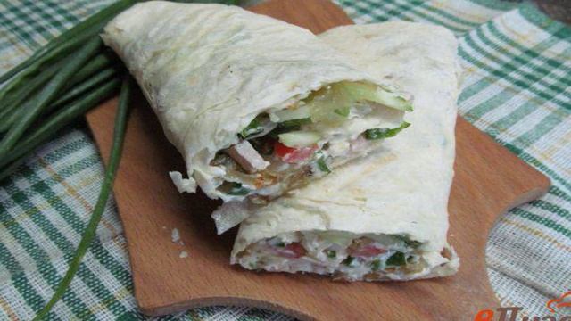 Рулет из лаваша с начинкой из жареного картофеля и бужениной