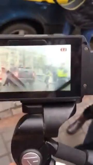 Как гаишник бросается под машину а потом имитирует перелом ноги